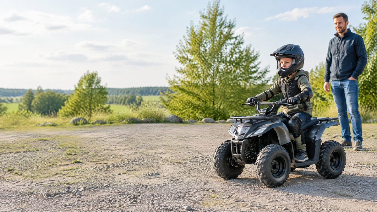 Sikker kørsel på mini el-ATV med hjelm og voksenopsyn