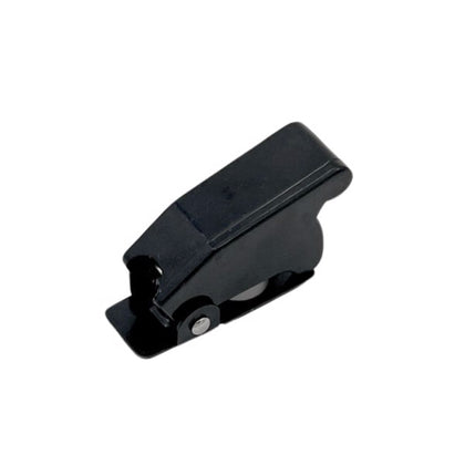 Sort on/off switch cover i robust plast med hængsel, designet til sikker afbrydelse af elektriske kontakter.