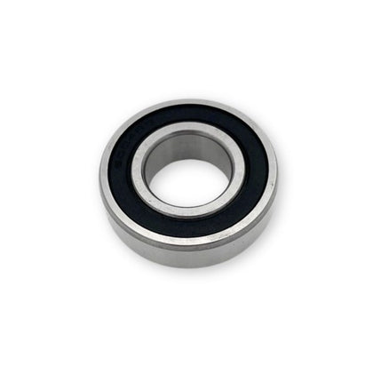 Styrehjuleleje i metal med sort forseglingsring, rund leje til styrhjul og mekaniske systemer, slidstærkt og præcist designet.