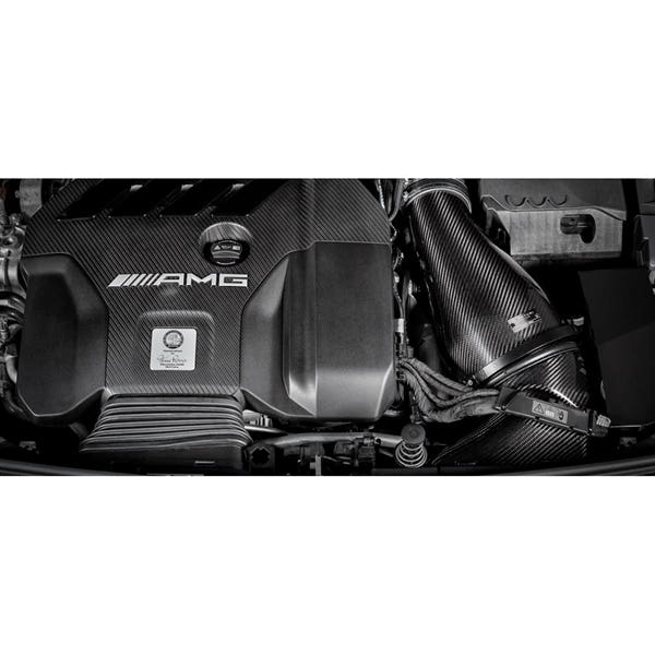 Eventuri Intake i kulfiber til Mercedes W177/C118 A45/A45S med rød luftfilter og monteringsdele på hvid baggrund.