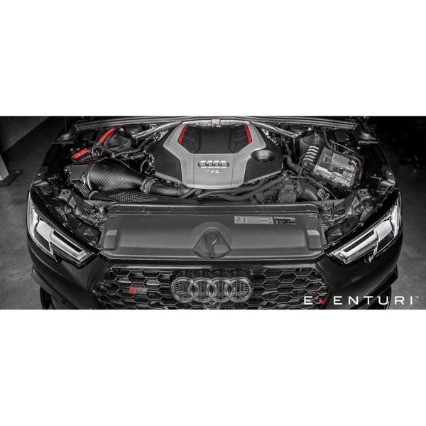 Eventuri sort kulfiber indsugningssystem til Audi B9 S5/S4 med rødt luftfilter og monteringsbeslag på hvid baggrund