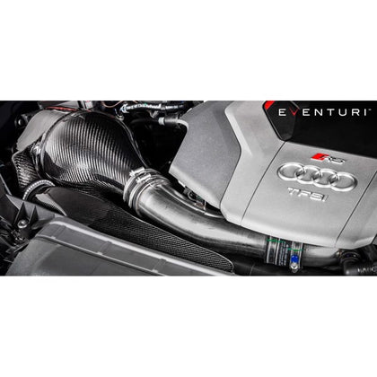 Sort Eventuri carbon intake system med sekundær kanal til Audi B9 RS5/RS4, inklusive luftfilter og monteringsbeslag, vist mod hv