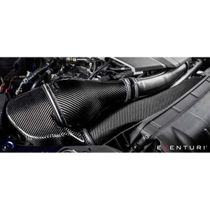 Sort Eventuri carbon intake system med sekundær kanal til Audi B9 RS5/RS4, inklusive luftfilter og monteringsbeslag, vist mod hv