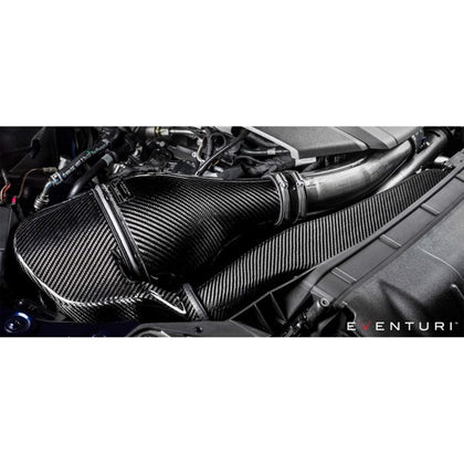 Sort Eventuri carbon intake system med sekundær kanal til Audi B9 RS5/RS4, inklusive luftfilter og monteringsbeslag, vist mod hv