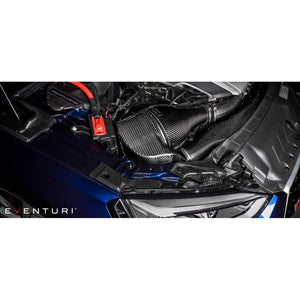 Sort Eventuri carbon intake system med sekundær kanal til Audi B9 RS5/RS4, inklusive luftfilter og monteringsbeslag, vist mod hv
