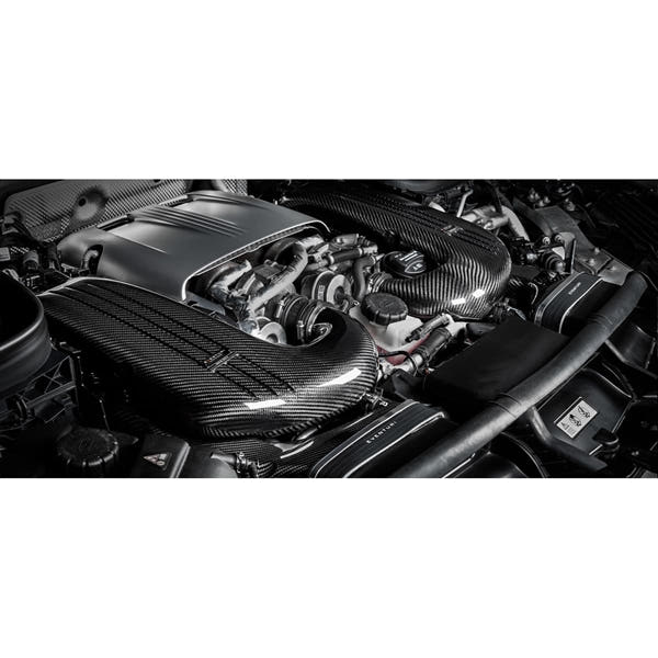 Eventuri Carbon Intake til Mercedes GLC63S med kulfiberindsugningsrør og røde luftfiltre på hvid baggrund