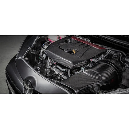 Eventuri Carbon Intake Gloss til Toyota GR Yaris med rødt luftfilter og kulfiberkomponenter set fra fronten på hvid baggrund