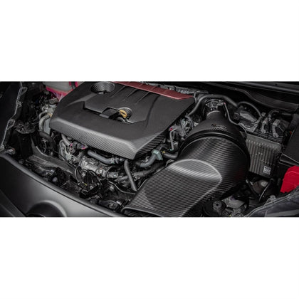 Eventuri Carbon Intake Gloss til Toyota GR Yaris med rødt luftfilter og kulfiberkomponenter set fra fronten på hvid baggrund