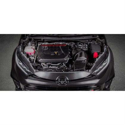 Eventuri Carbon Intake Gloss til Toyota GR Yaris med rødt luftfilter og kulfiberkomponenter set fra fronten på hvid baggrund