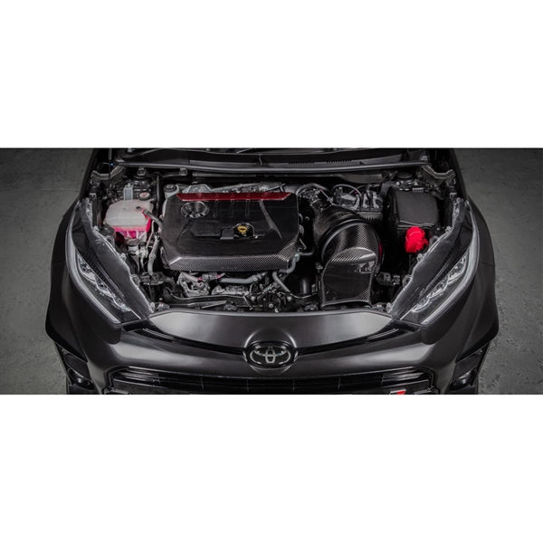 Eventuri Carbon Intake Gloss til Toyota GR Yaris med rødt luftfilter og kulfiberkomponenter set fra fronten på hvid baggrund