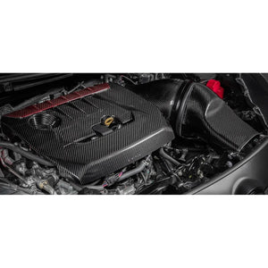 Eventuri Carbon Intake Gloss til Toyota GR Yaris med rødt luftfilter og kulfiberkomponenter set fra fronten på hvid baggrund