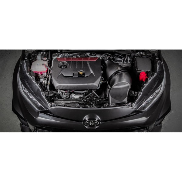 Eventuri Carbon Intake Gloss til Toyota GR Yaris med rødt luftfilter og kulfiberkomponenter set fra fronten på hvid baggrund