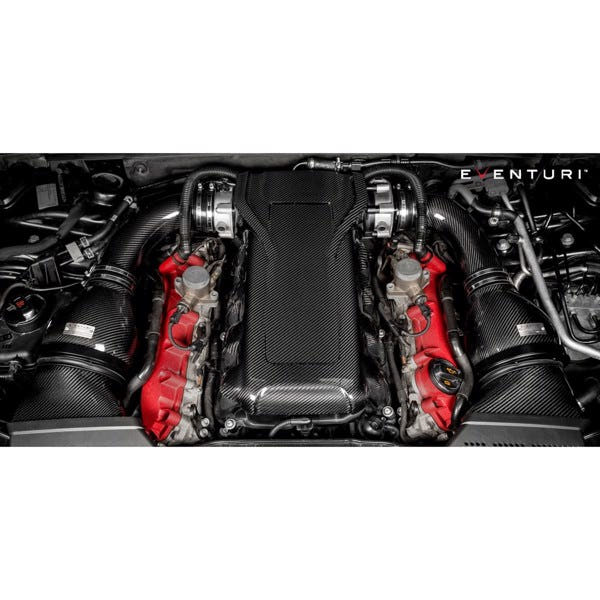 Eventuri sort kulfiber motorcover installeret på Audi B8 RS5/RS4 motor med røde ventildeksler for forbedret motorbeskyttelse og 
