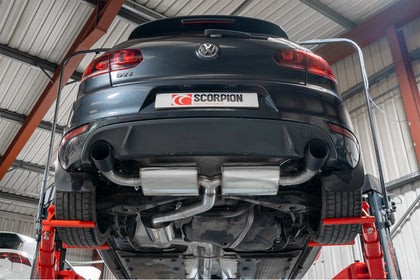 Scorpion cat-back udstødning til VW MK6 Golf GTI – resoneret, Daytona Ceramic, set nedefra