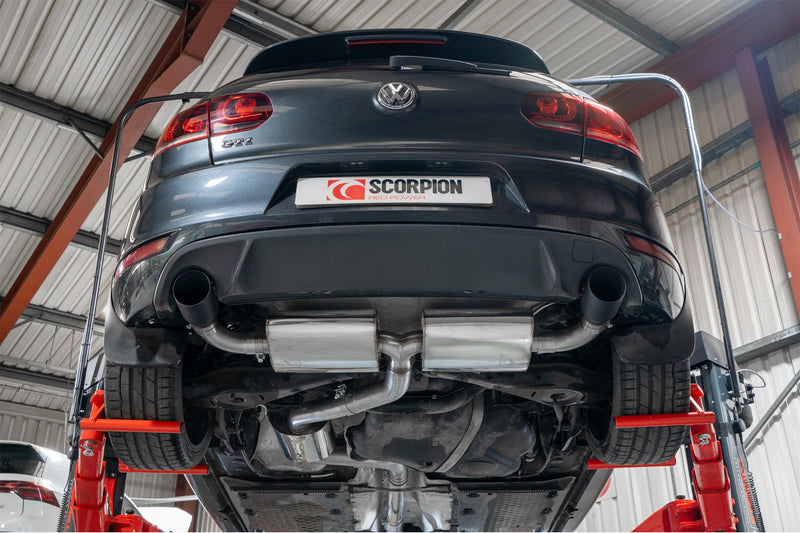 Scorpion cat-back udstødning til VW MK6 Golf GTI – resoneret, Daytona Ceramic, set nedefra