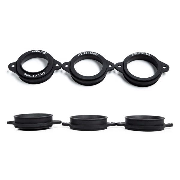 Eventuri Stock Turbo Flange til RS3 og TTRS, kulfiber turbo indløbsadaptere i sort, produktbillede med tre forskellige turbodutt
