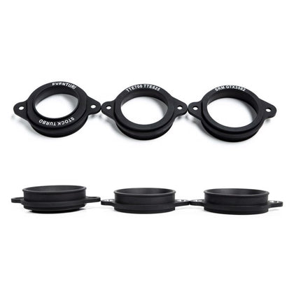 Eventuri TTE700/625 Turbo Flange i sort, designet til RS3/TTRS carbon turbo inlet, set forfra og fra siden på hvid baggrund