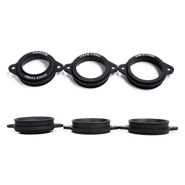 Eventuri TTE700/625 Turbo Flange i sort, designet til RS3/TTRS carbon turbo inlet, set forfra og fra siden på hvid baggrund