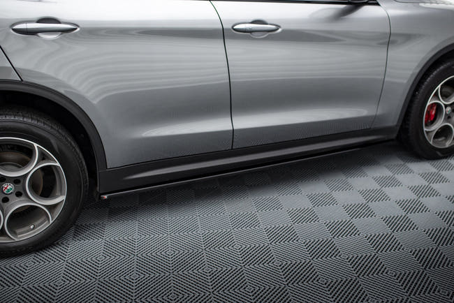 Maxton sideskørter til Alfa Romeo Stelvio Mk1 – blank sort – billede 2 af 5