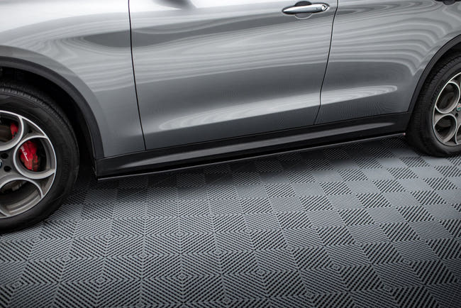 Maxton sideskørter til Alfa Romeo Stelvio Mk1 – blank sort – billede 1 af 5