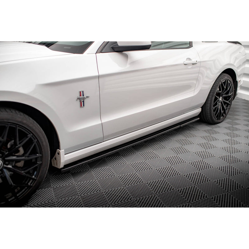Maxton sideskørter til Ford Mustang Mk5 Facelift – blank sort – billede 1 af 6