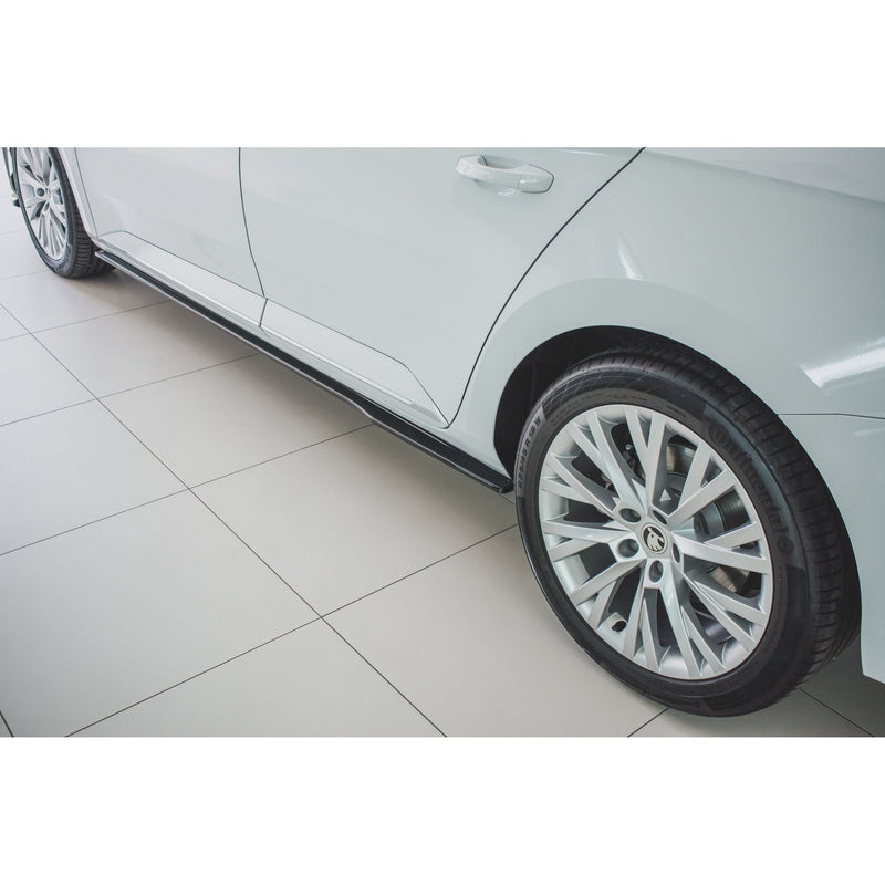 Maxton sideskørter til Skoda Superb Liftback / Combi Mk3 Facelift – blank sort – billede 2 af 7