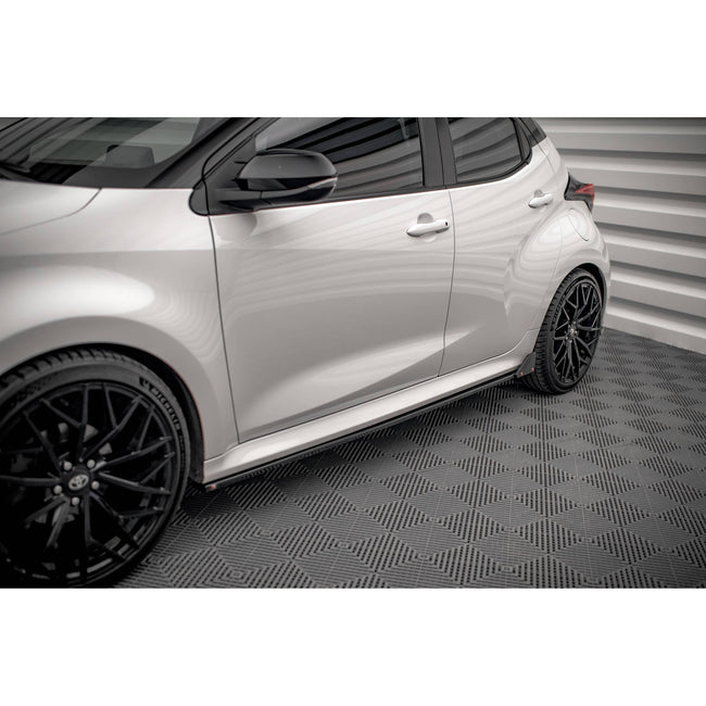 Maxton sideskørter til Toyota Yaris Mk4 – blank sort – billede 1 af 5