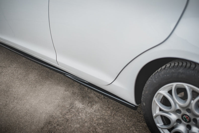 Maxton sideskørter til Alfa Romeo Giulietta – blank sort – billede 3 af 6