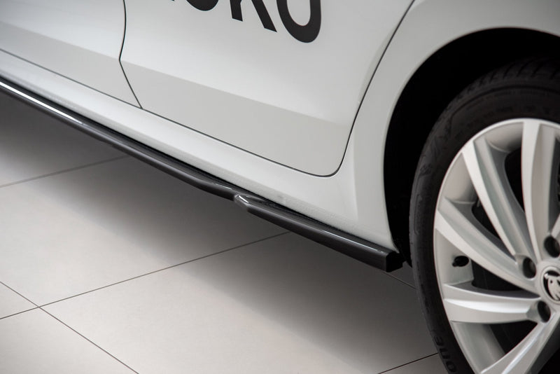 Maxton sideskørter til Skoda Octavia Mk4 – blank sort – billede 2 af 8