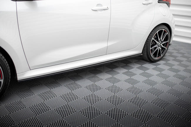 Maxton sideskørter til Toyota Yaris Mk4 – blank sort – billede 1 af 5