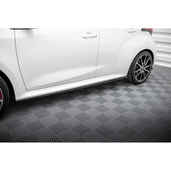 Maxton sideskørter til Toyota Yaris Mk4 – blank sort – billede 1 af 5