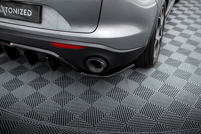 Maxton side splitters til Alfa Romeo Stelvio Mk1 – blank sort – billede 1 af 4