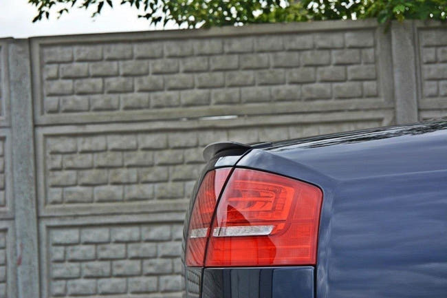 Maxton spoiler cap til Audi A8 D3 – blank sort – billede 2 af 3