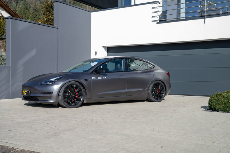 ST Sænkningssæt Tesla Model 3 (2WD) – monteret på bil 1