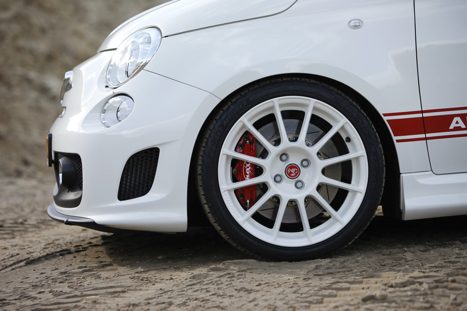 Hvid Abarth med V-Maxx Big Brake Kit set fra siden