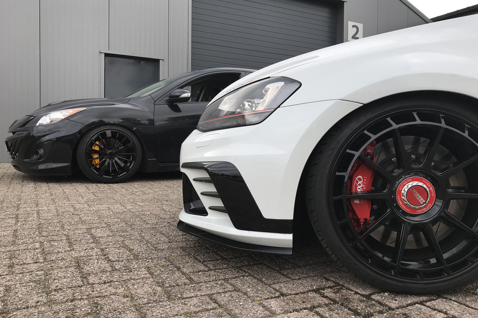 Rød V-Maxx-kaliper bag hvide fælge på en VW Golf GTI
