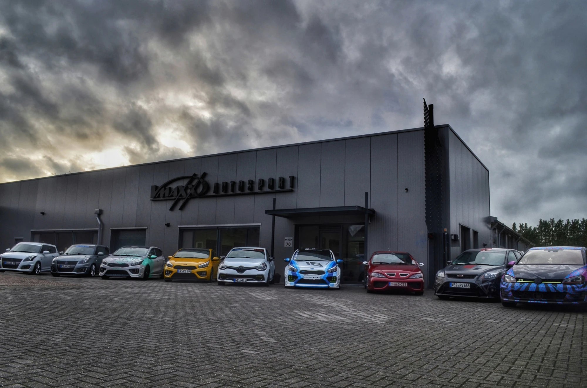 V-Maxx Autosports hovedkvarter med en række tunede biler foran